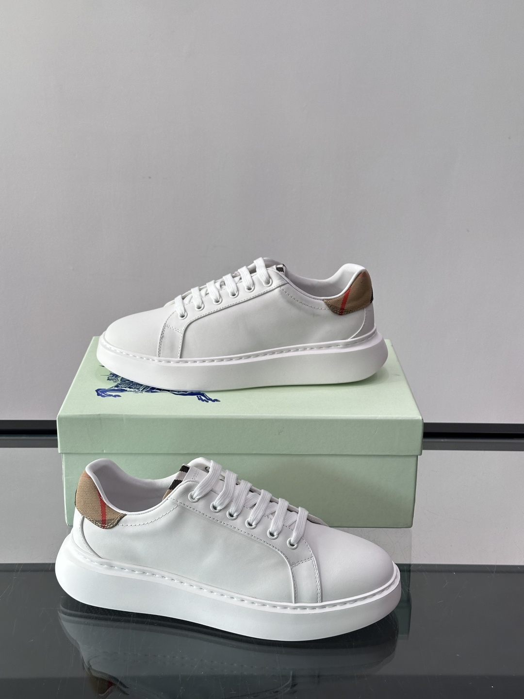 👟Burberry男士休闲😎鞋，真皮+经典格纹布拼接，简约又超有辨识度！软底设计，穿着舒适，日常通勤、休