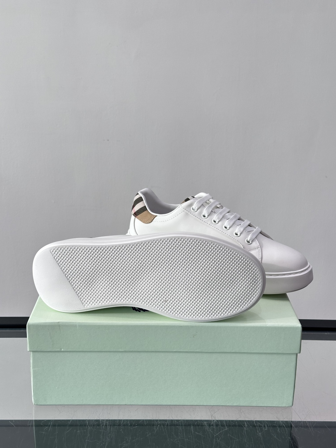 👟Burberry男士休闲😎鞋，真皮+经典格纹布拼接，简约又超有辨识度！软底设计，穿着舒适，日常通勤、休