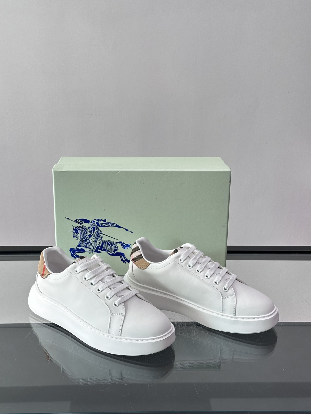 👟Burberry男士休闲😎鞋，真皮+经典格纹布拼接，简约又超有辨识度！软底设计，穿着舒适，日常通勤、休