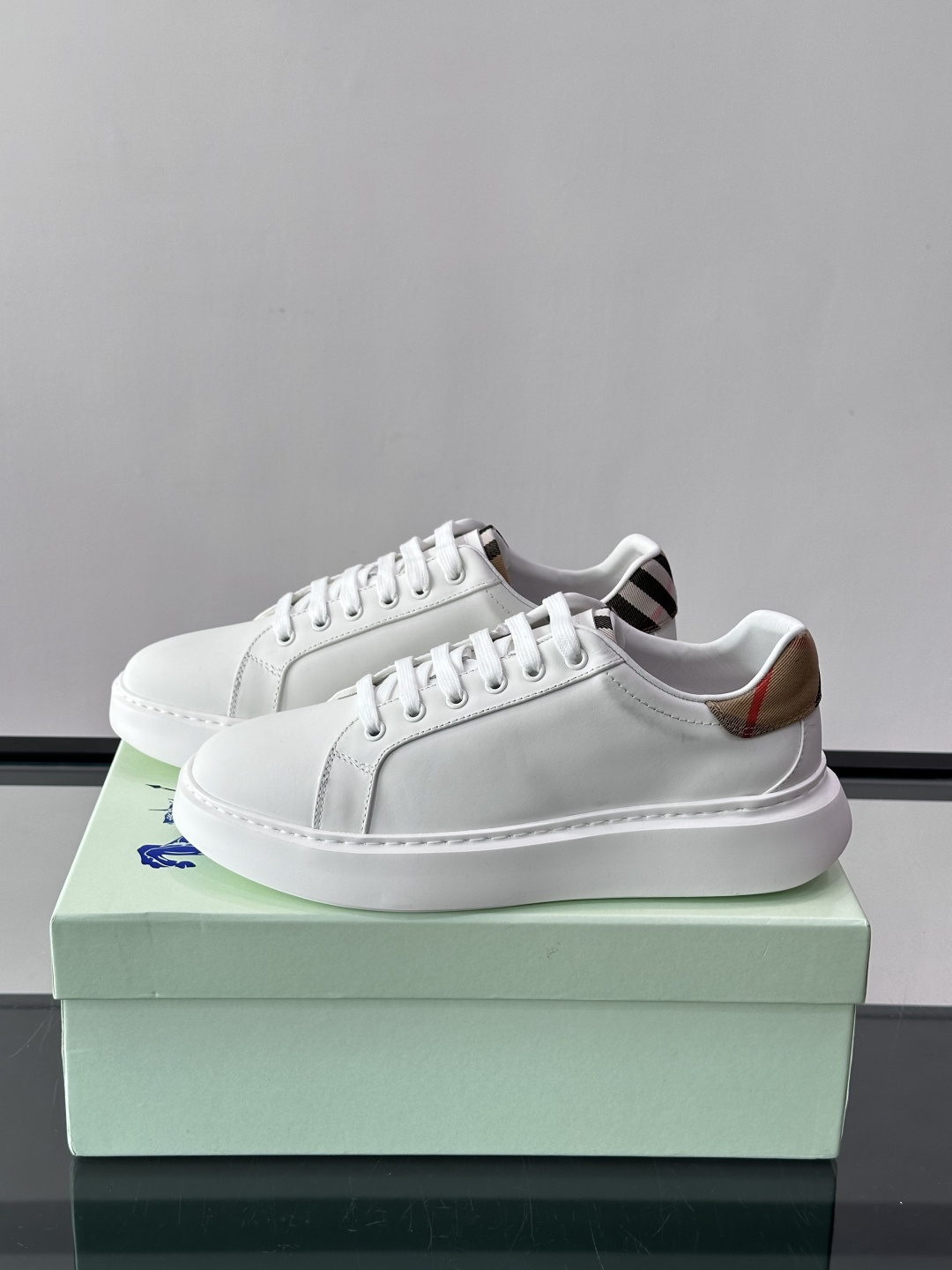 👟Burberry男士休闲😎鞋，真皮+经典格纹布拼接，简约又超有辨识度！软底设计，穿着舒适，日常通勤、休