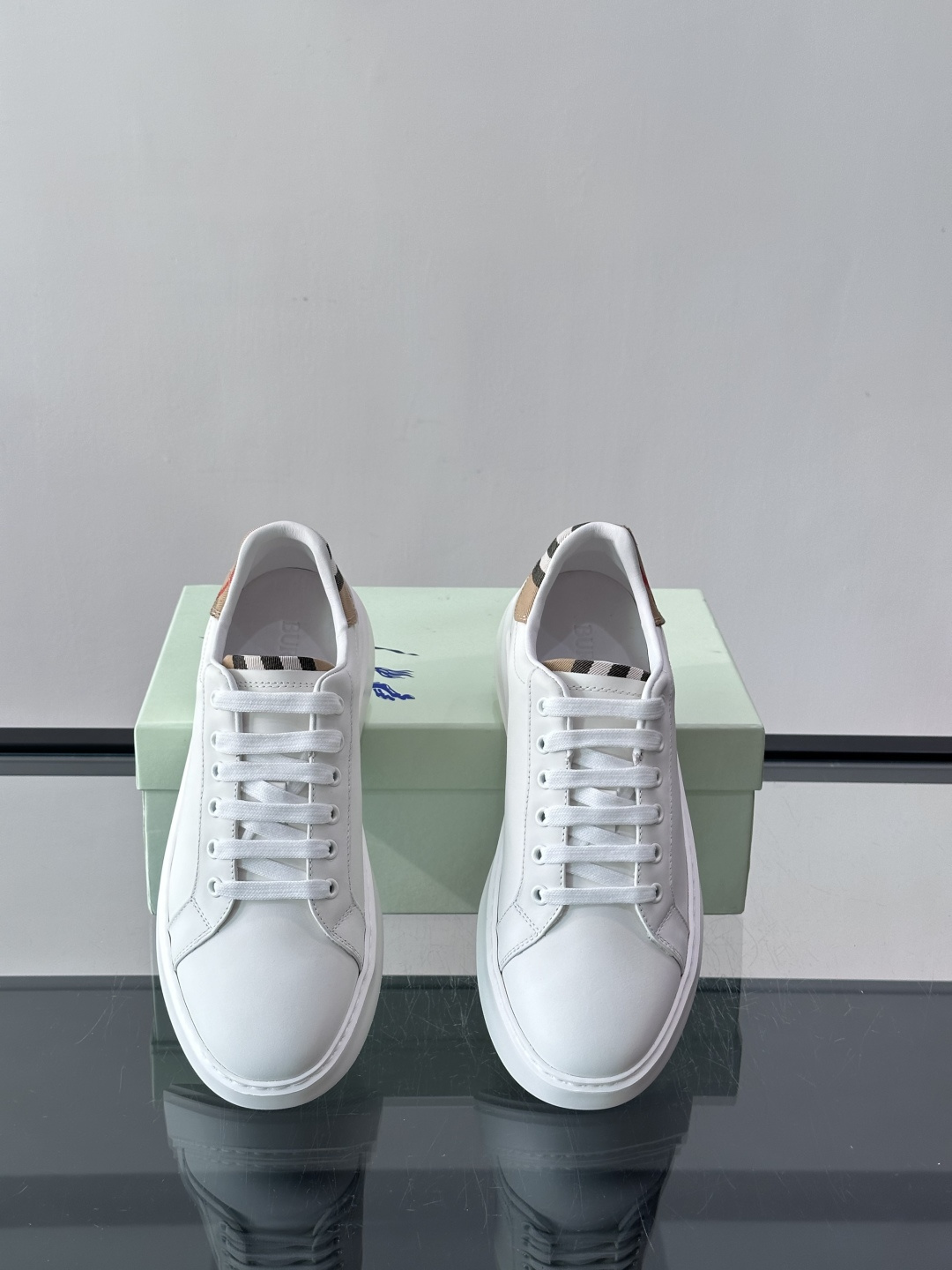 👟Burberry男士休闲😎鞋，真皮+经典格纹布拼接，简约又超有辨识度！软底设计，穿着舒适，日常通勤、休