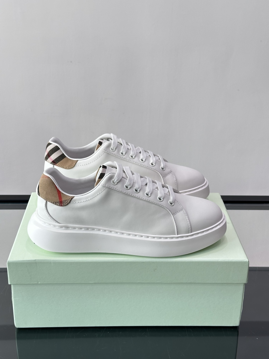 👟Burberry男士休闲😎鞋，真皮+经典格纹布拼接，简约又超有辨识度！软底设计，穿着舒适，日常通勤、休