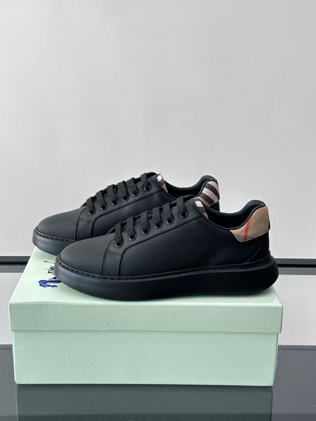👟Burberry男士休闲😎鞋，真皮+经典格纹布拼接，简约又超有辨识度！软底设计，穿着舒适，日常通勤、休