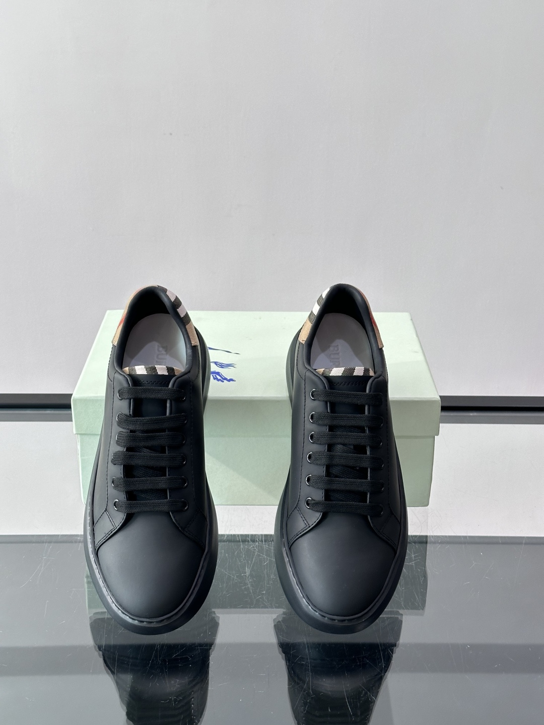 👟Burberry男士休闲😎鞋，真皮+经典格纹布拼接，简约又超有辨识度！软底设计，穿着舒适，日常通勤、休