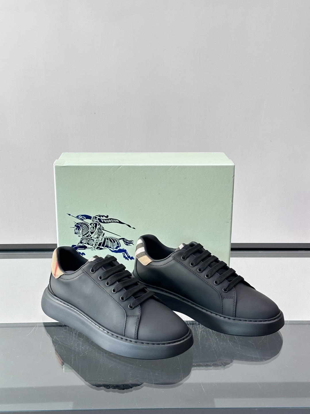👟Burberry男士休闲😎鞋，真皮+经典格纹布拼接，简约又超有辨识度！软底设计，穿着舒适，日常通勤、休