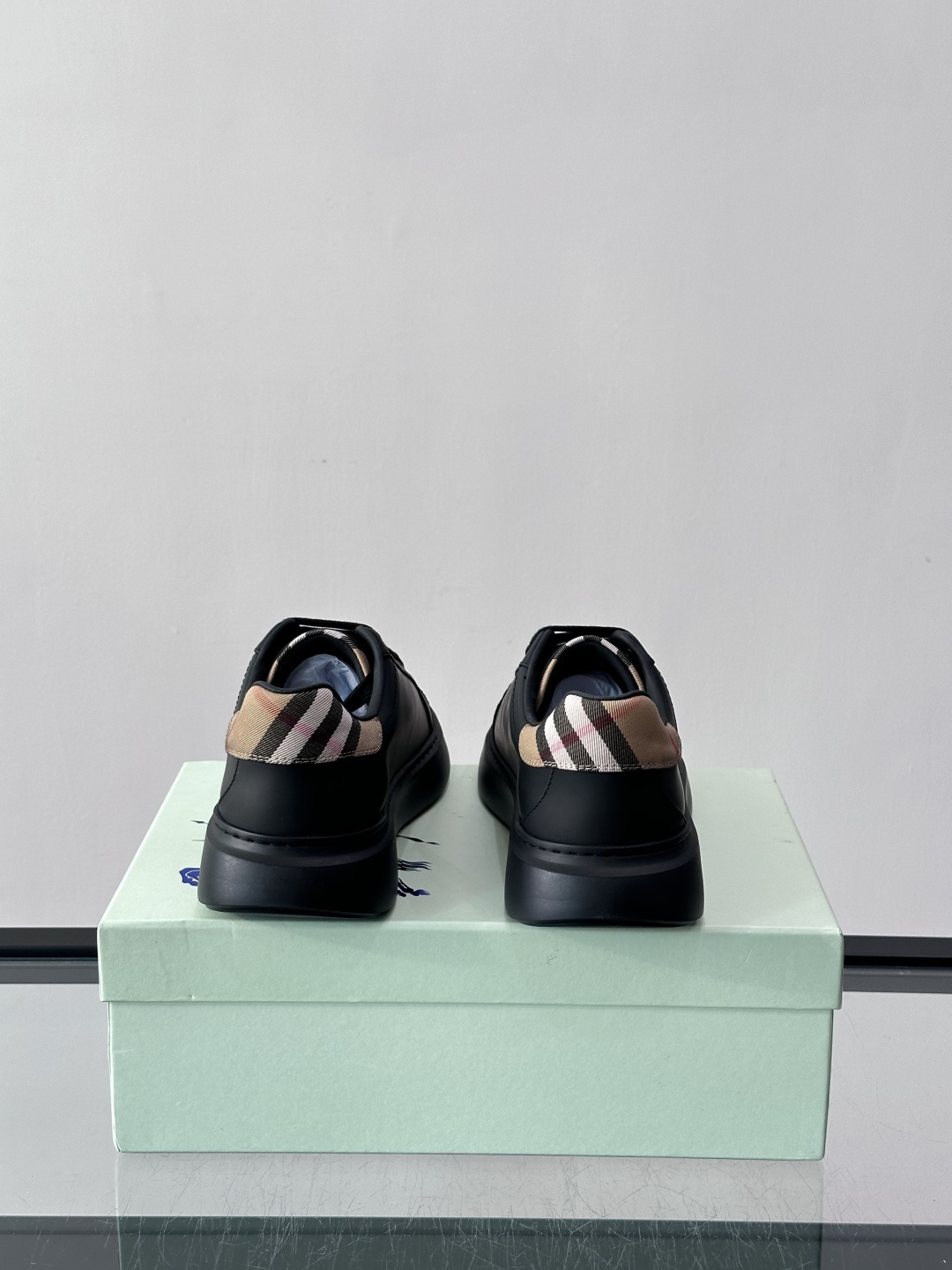 👟Burberry男士休闲😎鞋，真皮+经典格纹布拼接，简约又超有辨识度！软底设计，穿着舒适，日常通勤、休