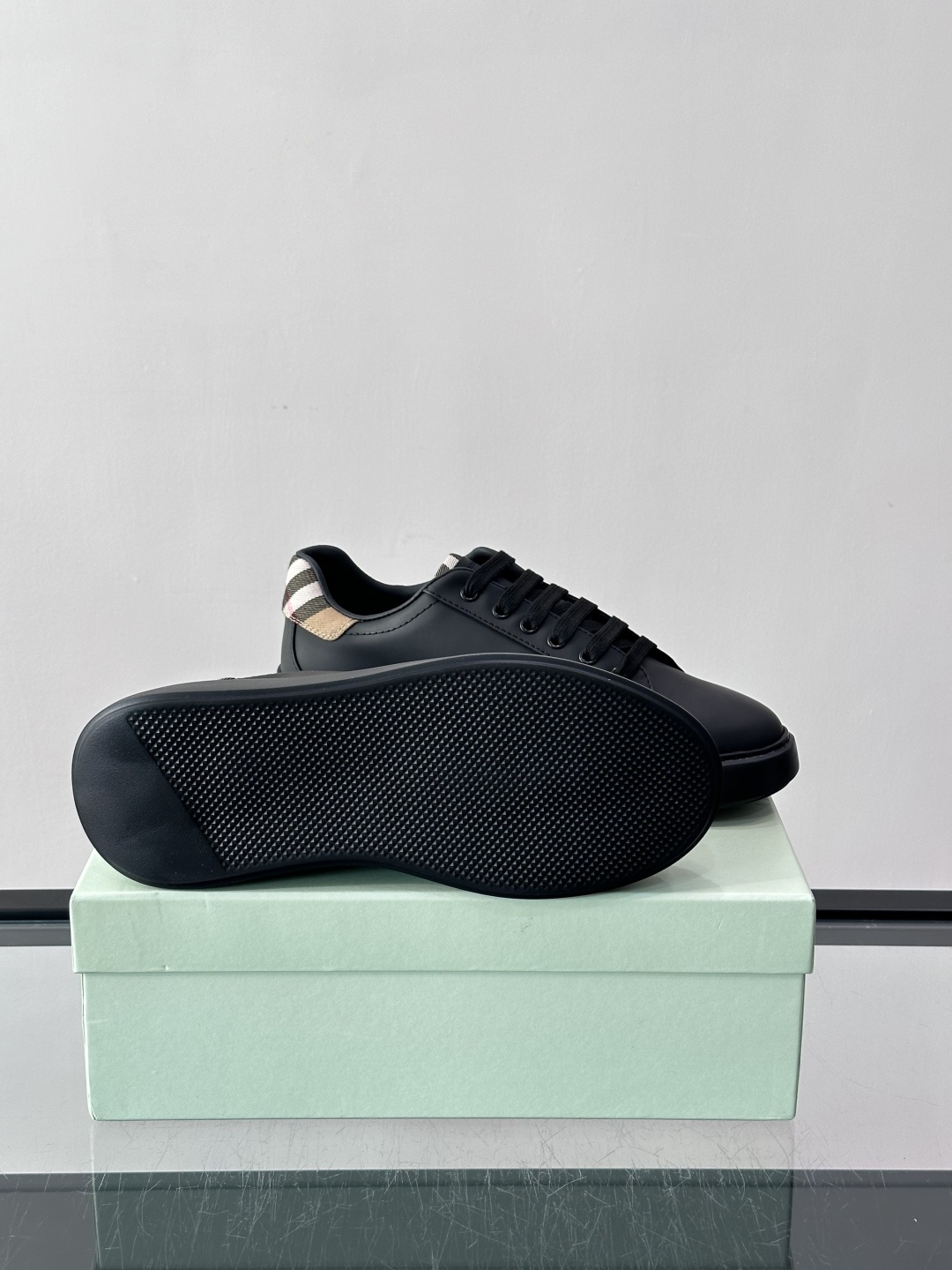 👟Burberry男士休闲😎鞋，真皮+经典格纹布拼接，简约又超有辨识度！软底设计，穿着舒适，日常通勤、休