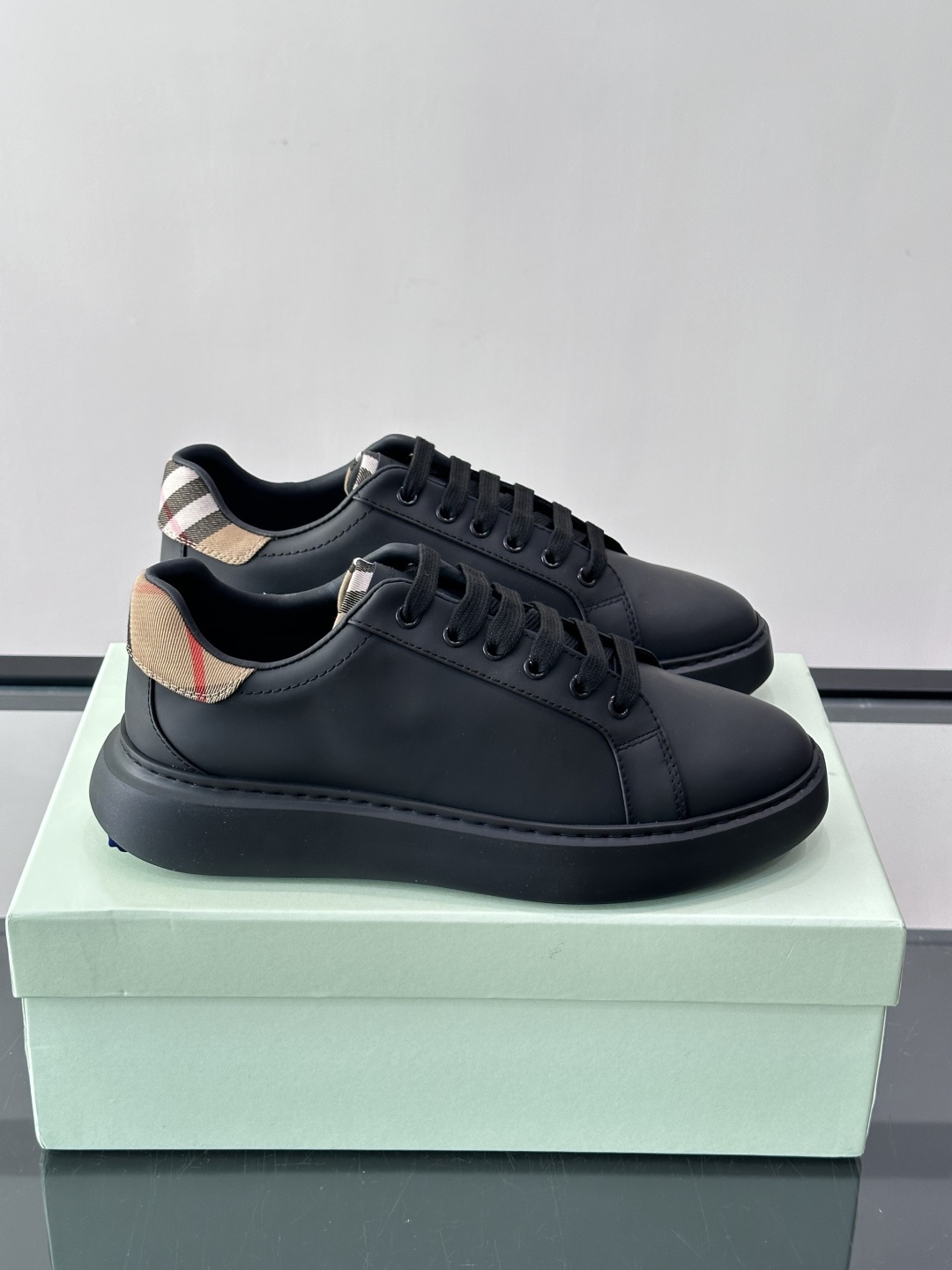 👟Burberry男士休闲😎鞋，真皮+经典格纹布拼接，简约又超有辨识度！软底设计，穿着舒适，日常通勤、休