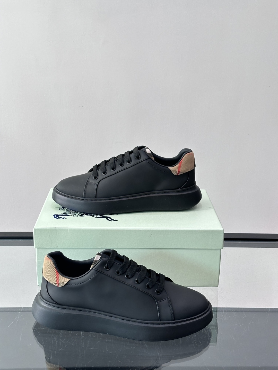 👟Burberry男士休闲😎鞋，真皮+经典格纹布拼接，简约又超有辨识度！软底设计，穿着舒适，日常通勤、休
