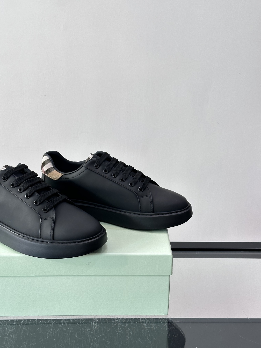 👟Burberry男士休闲😎鞋，真皮+经典格纹布拼接，简约又超有辨识度！软底设计，穿着舒适，日常通勤、休