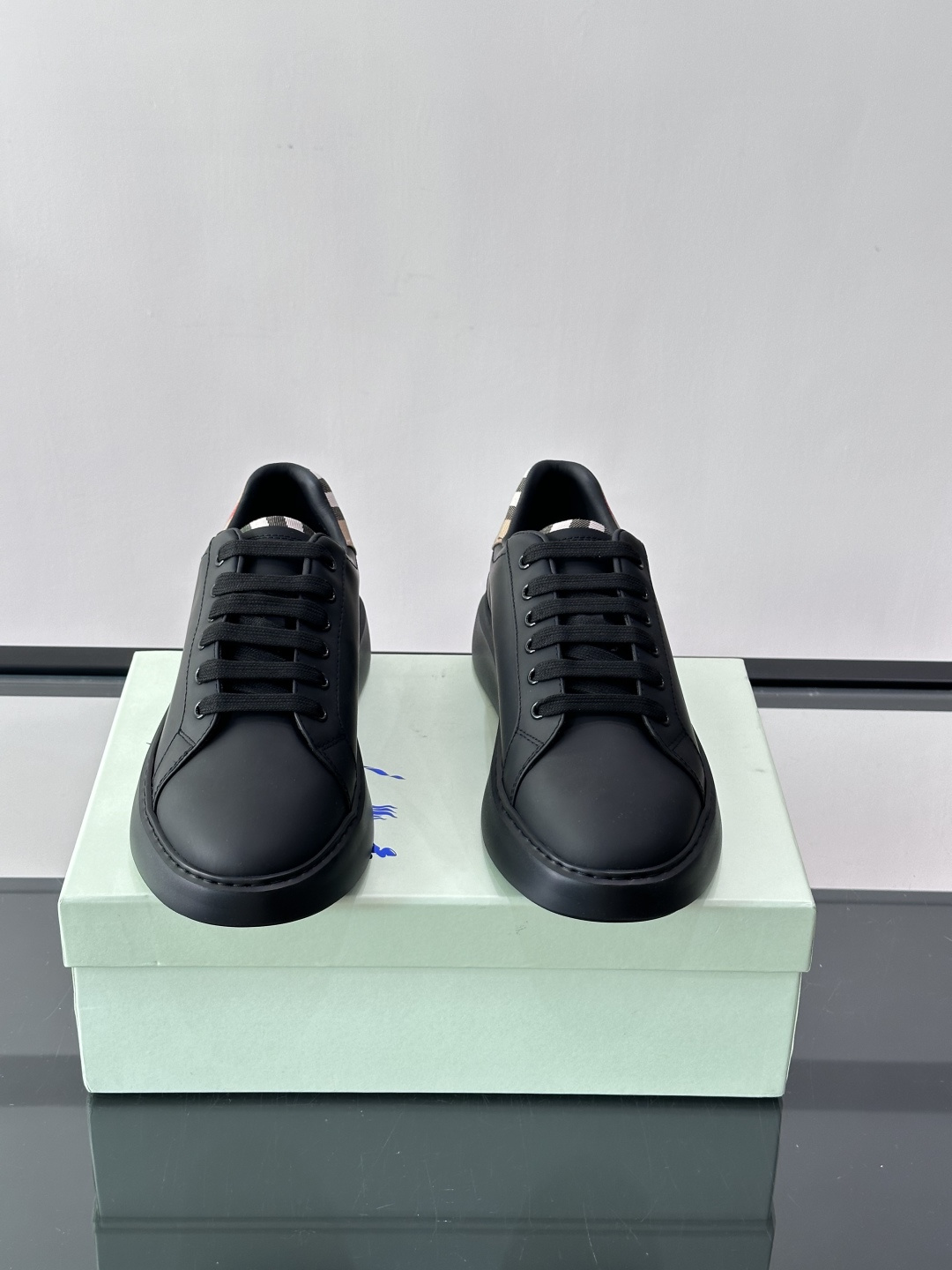 👟Burberry男士休闲😎鞋，真皮+经典格纹布拼接，简约又超有辨识度！软底设计，穿着舒适，日常通勤、休