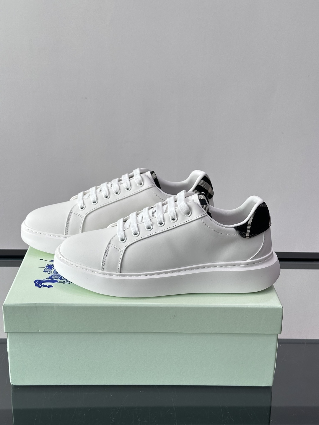 👟Burberry男士休闲😎鞋，真皮+经典格纹布拼接，简约又超有辨识度！软底设计，穿着舒适，日常通勤、休