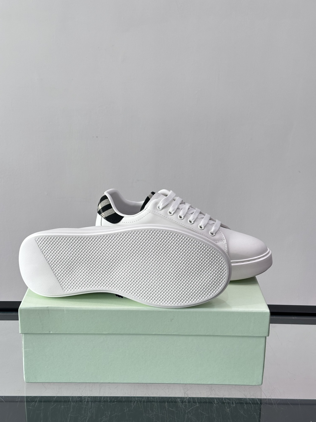 👟Burberry男士休闲😎鞋，真皮+经典格纹布拼接，简约又超有辨识度！软底设计，穿着舒适，日常通勤、休