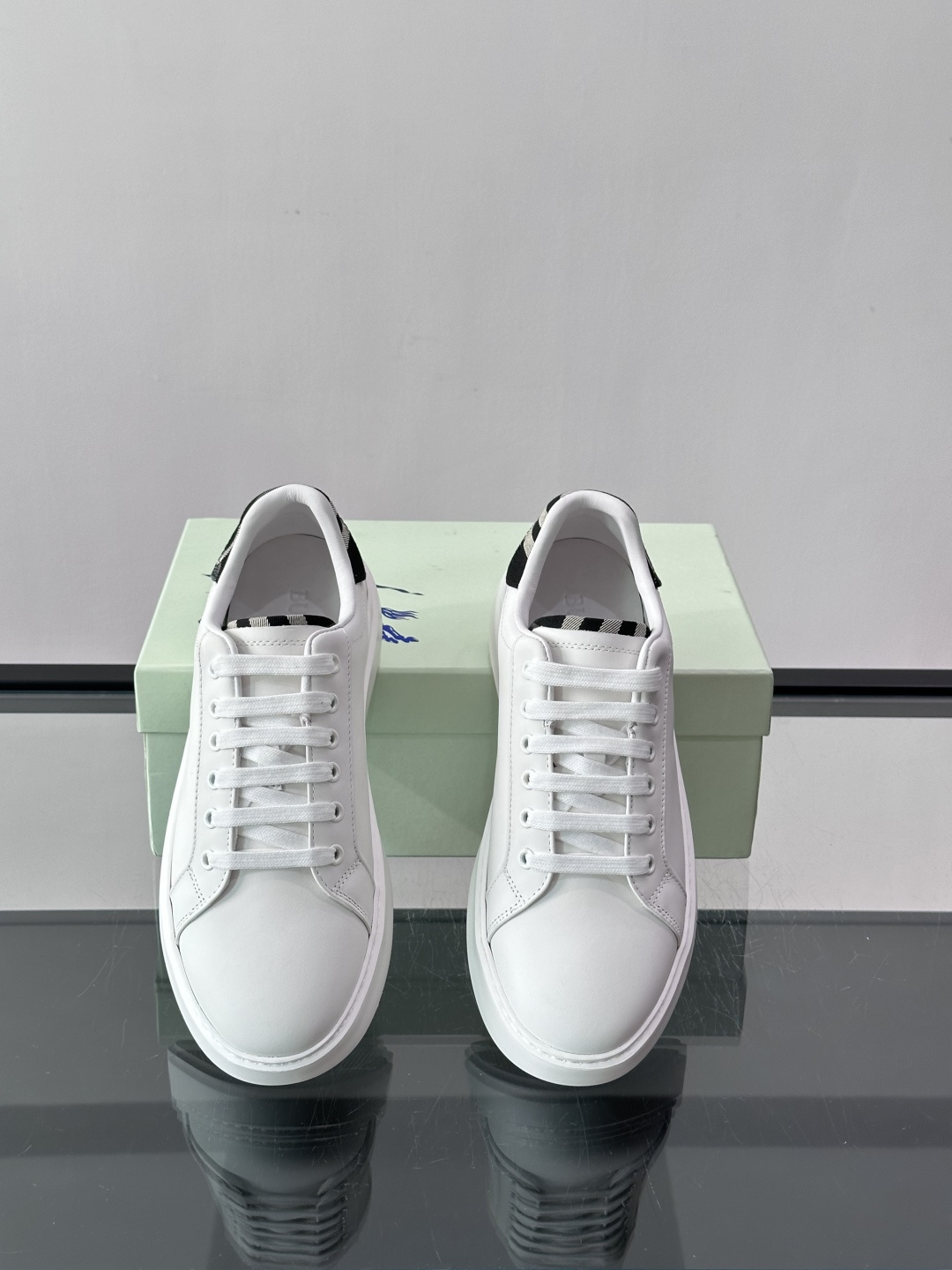 👟Burberry男士休闲😎鞋，真皮+经典格纹布拼接，简约又超有辨识度！软底设计，穿着舒适，日常通勤、休