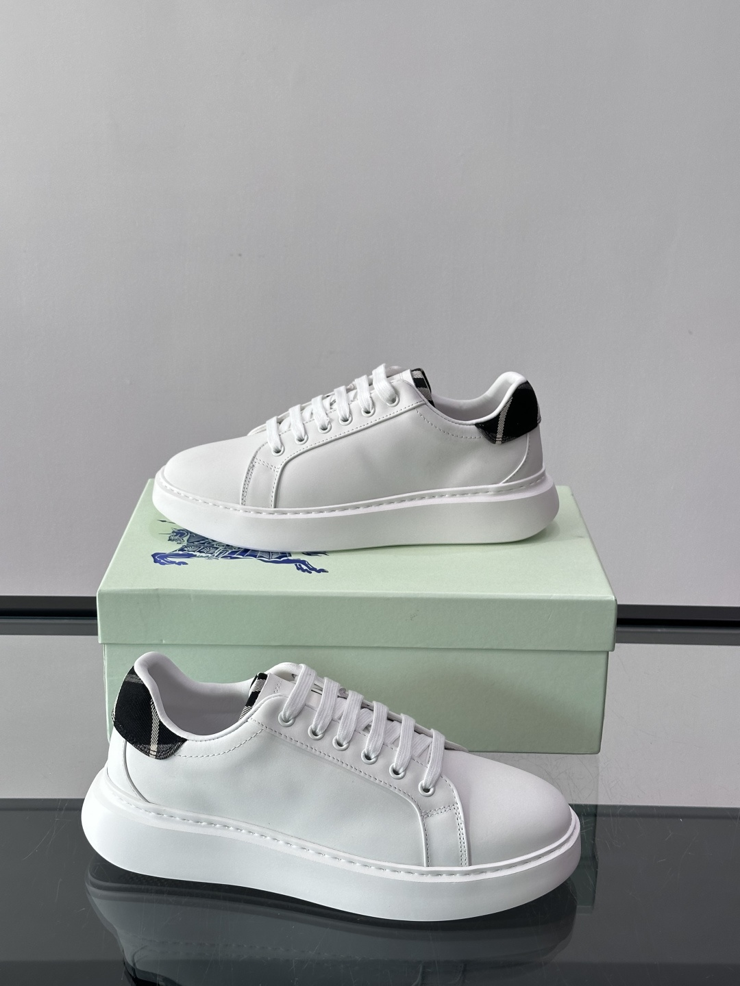 👟Burberry男士休闲😎鞋，真皮+经典格纹布拼接，简约又超有辨识度！软底设计，穿着舒适，日常通勤、休