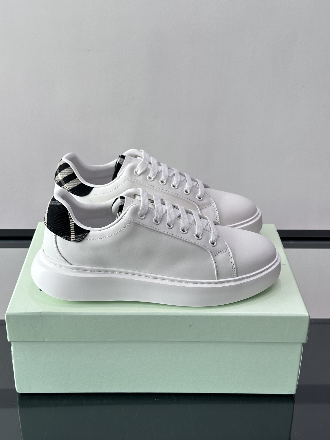 👟Burberry男士休闲😎鞋，真皮+经典格纹布拼接，简约又超有辨识度！软底设计，穿着舒适，日常通勤、休
