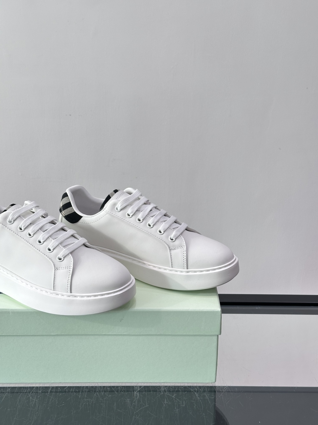👟Burberry男士休闲😎鞋，真皮+经典格纹布拼接，简约又超有辨识度！软底设计，穿着舒适，日常通勤、休