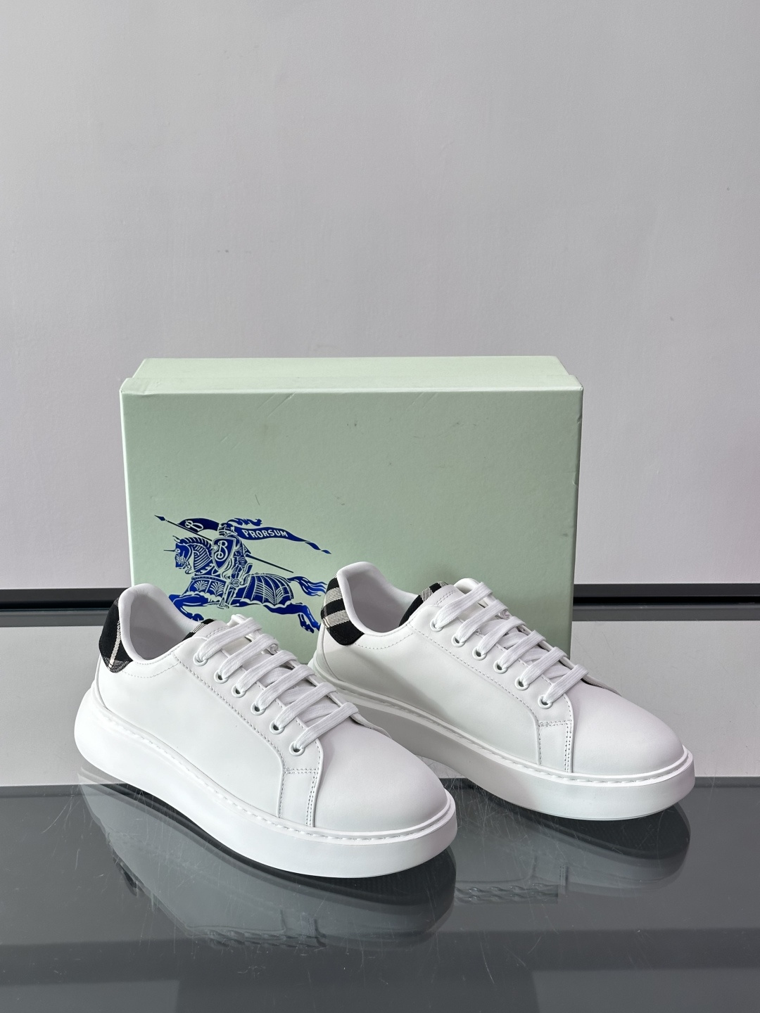 👟Burberry男士休闲😎鞋，真皮+经典格纹布拼接，简约又超有辨识度！软底设计，穿着舒适，日常通勤、休