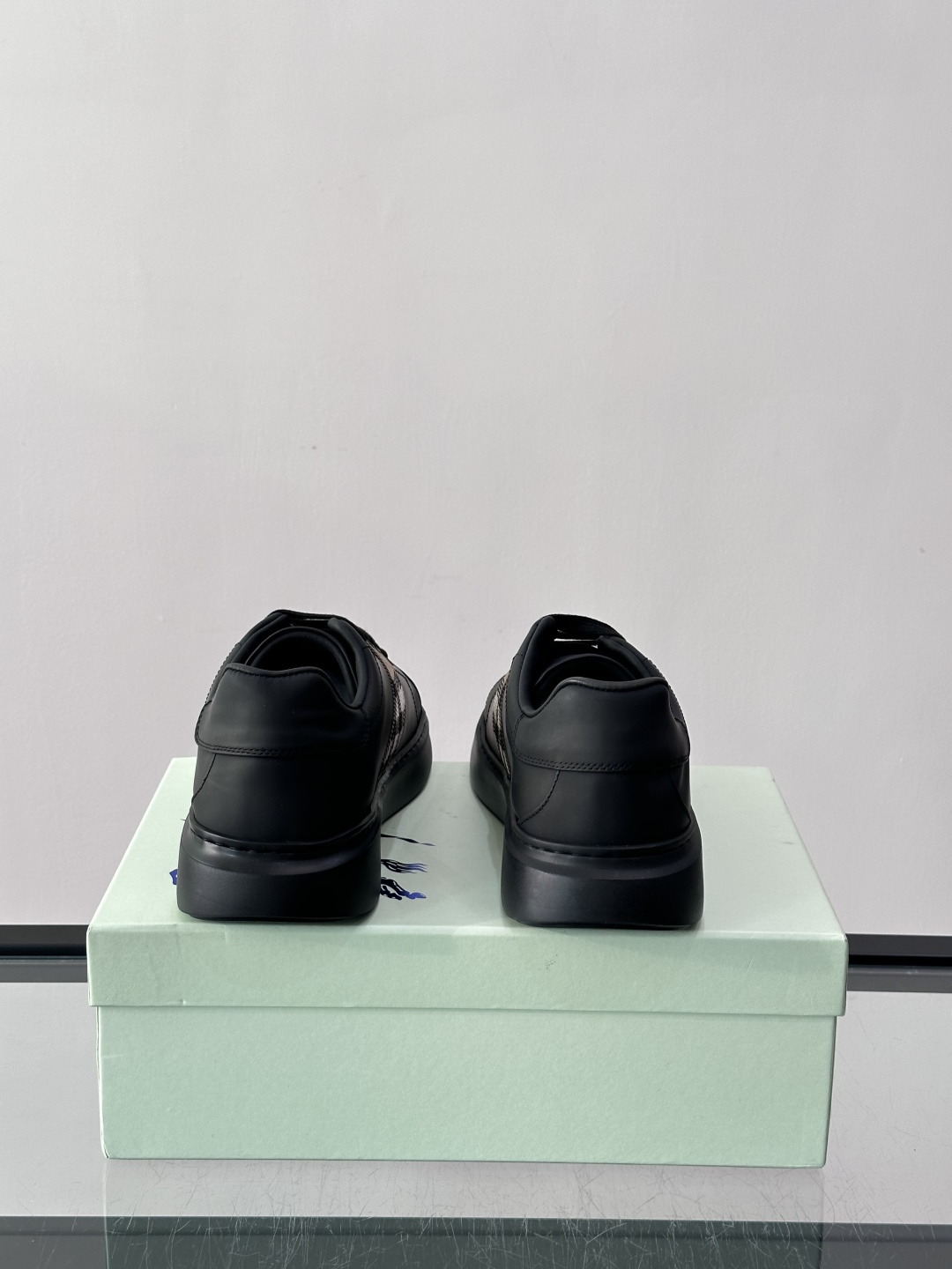 👟Burberry男士休闲😎鞋，真皮+经典格纹布拼接，简约又超有辨识度！软底设计，穿着舒适，日常通勤、休