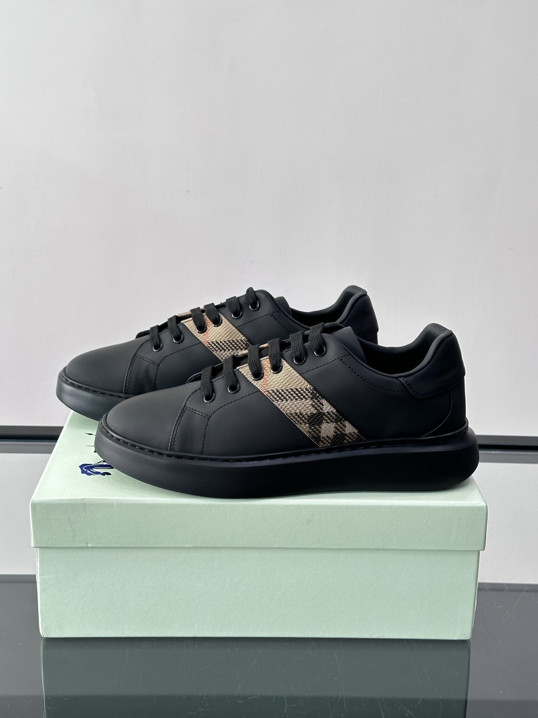 👟Burberry男士休闲😎鞋，真皮+经典格纹布拼接，简约又超有辨识度！软底设计，穿着舒适，日常通勤、休