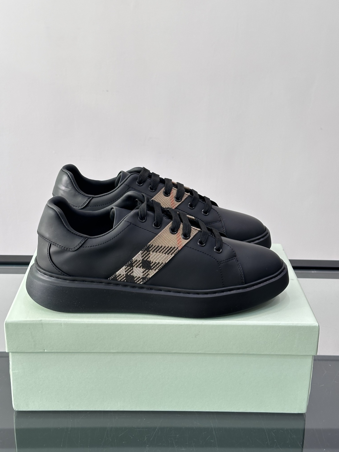 👟Burberry男士休闲😎鞋，真皮+经典格纹布拼接，简约又超有辨识度！软底设计，穿着舒适，日常通勤、休