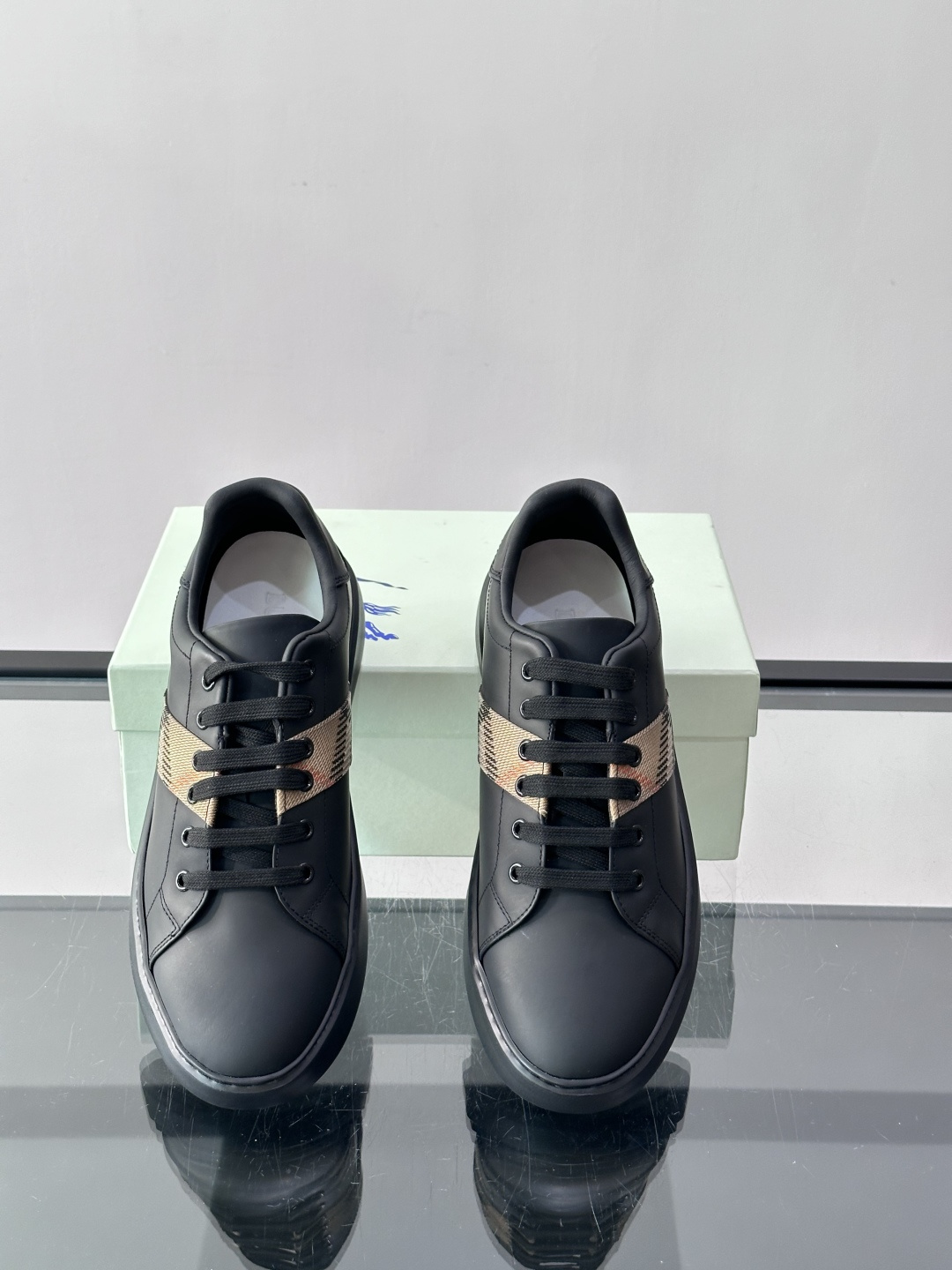 👟Burberry男士休闲😎鞋，真皮+经典格纹布拼接，简约又超有辨识度！软底设计，穿着舒适，日常通勤、休