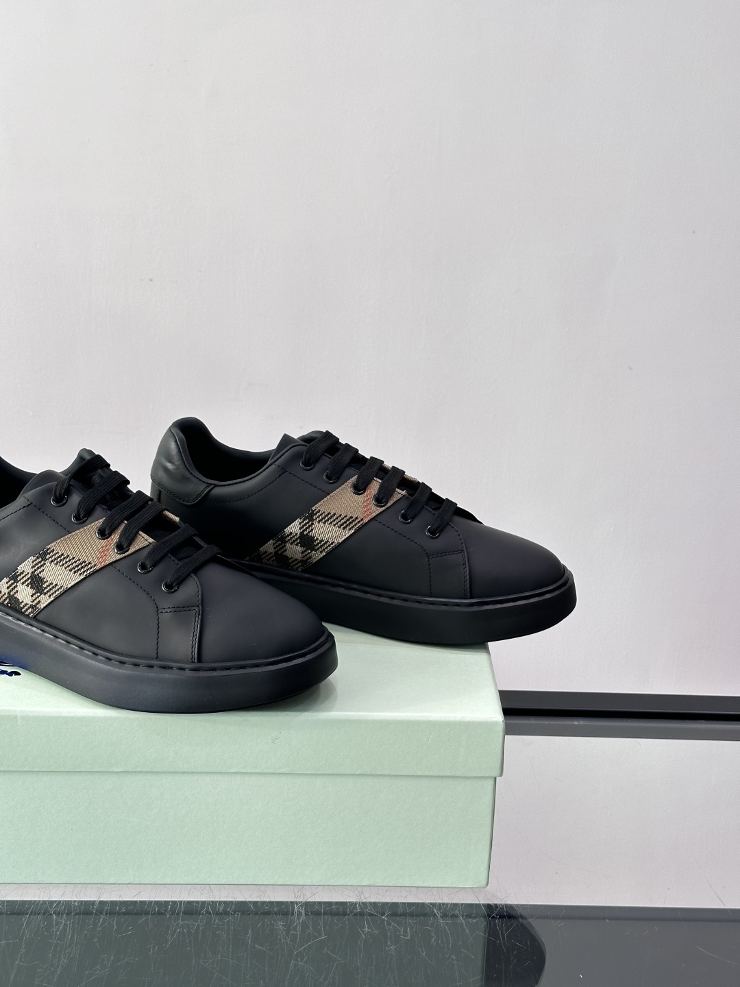 👟Burberry男士休闲😎鞋，真皮+经典格纹布拼接，简约又超有辨识度！软底设计，穿着舒适，日常通勤、休