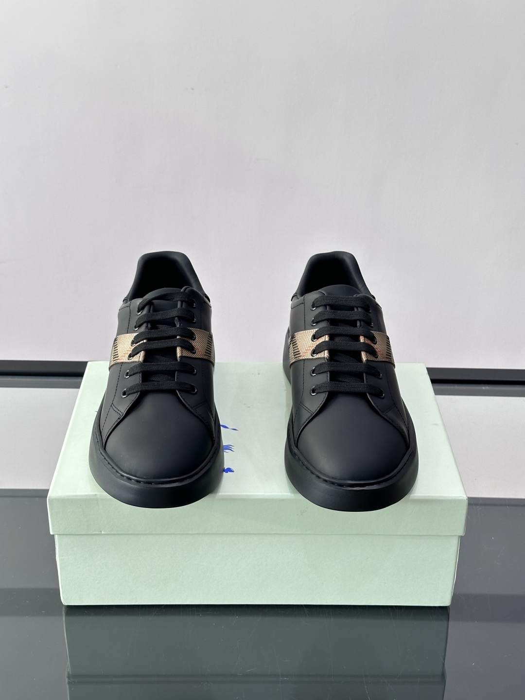 👟Burberry男士休闲😎鞋，真皮+经典格纹布拼接，简约又超有辨识度！软底设计，穿着舒适，日常通勤、休