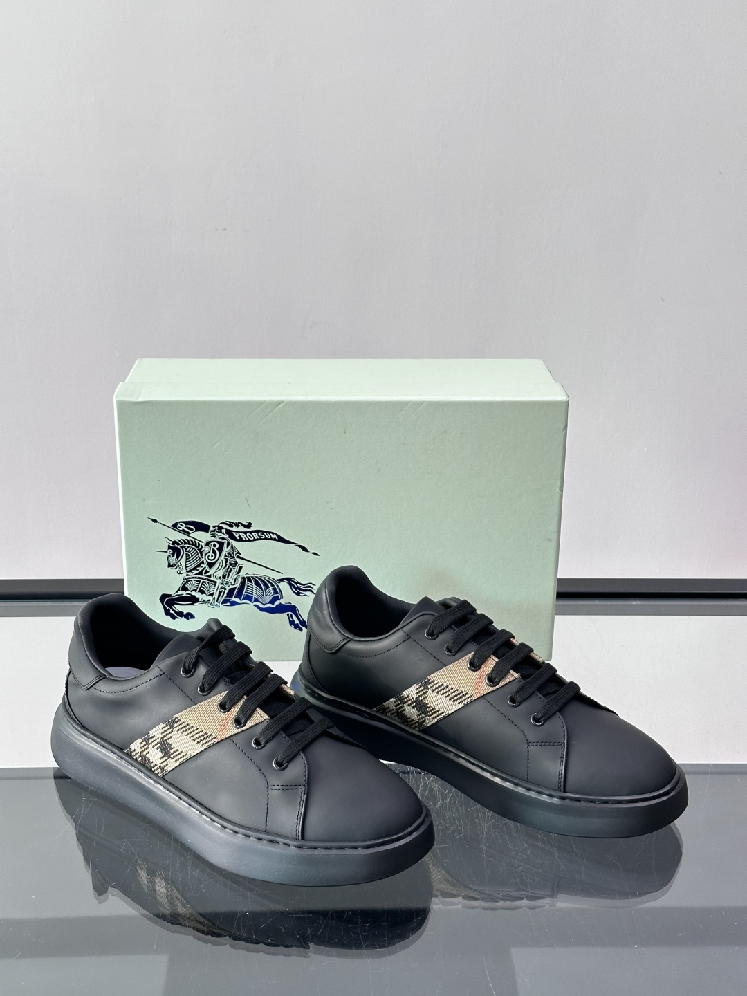 👟Burberry男士休闲😎鞋，真皮+经典格纹布拼接，简约又超有辨识度！软底设计，穿着舒适，日常通勤、休