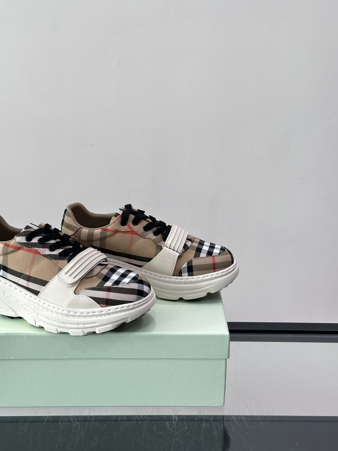 👟Burberry男士复古厚底运动鞋，经典格纹帆布➕牛皮面料拼接，英伦风满满！厚底设计增高又舒适，日常穿