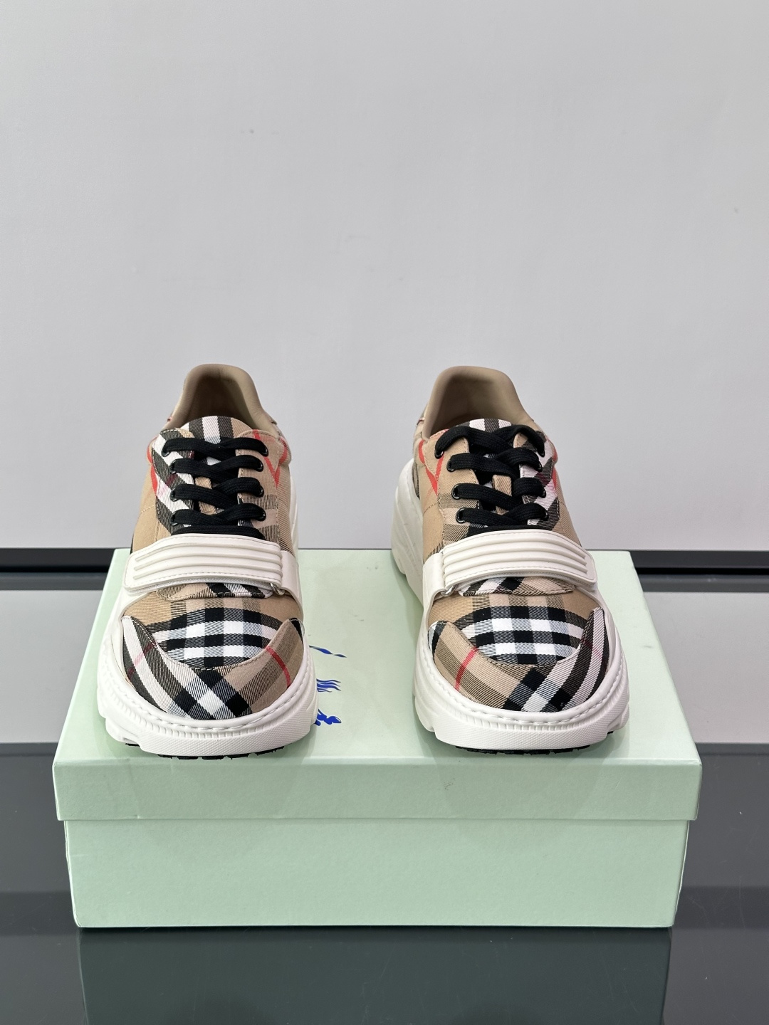 👟Burberry男士复古厚底运动鞋，经典格纹帆布➕牛皮面料拼接，英伦风满满！厚底设计增高又舒适，日常穿