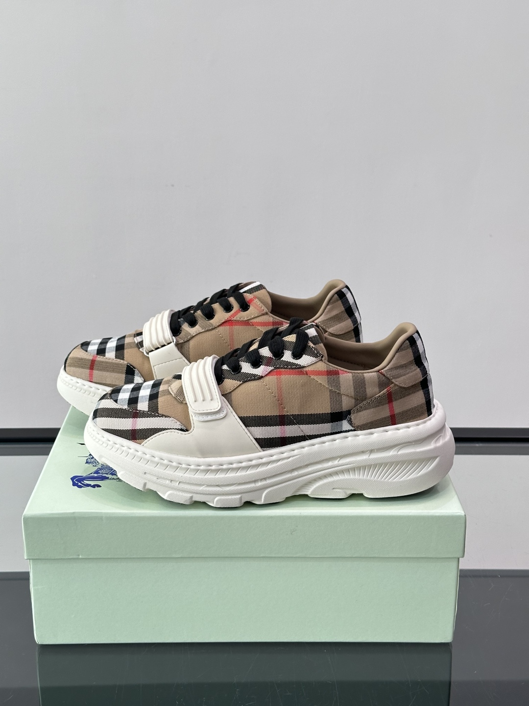 👟Burberry男士复古厚底运动鞋，经典格纹帆布➕牛皮面料拼接，英伦风满满！厚底设计增高又舒适，日常穿