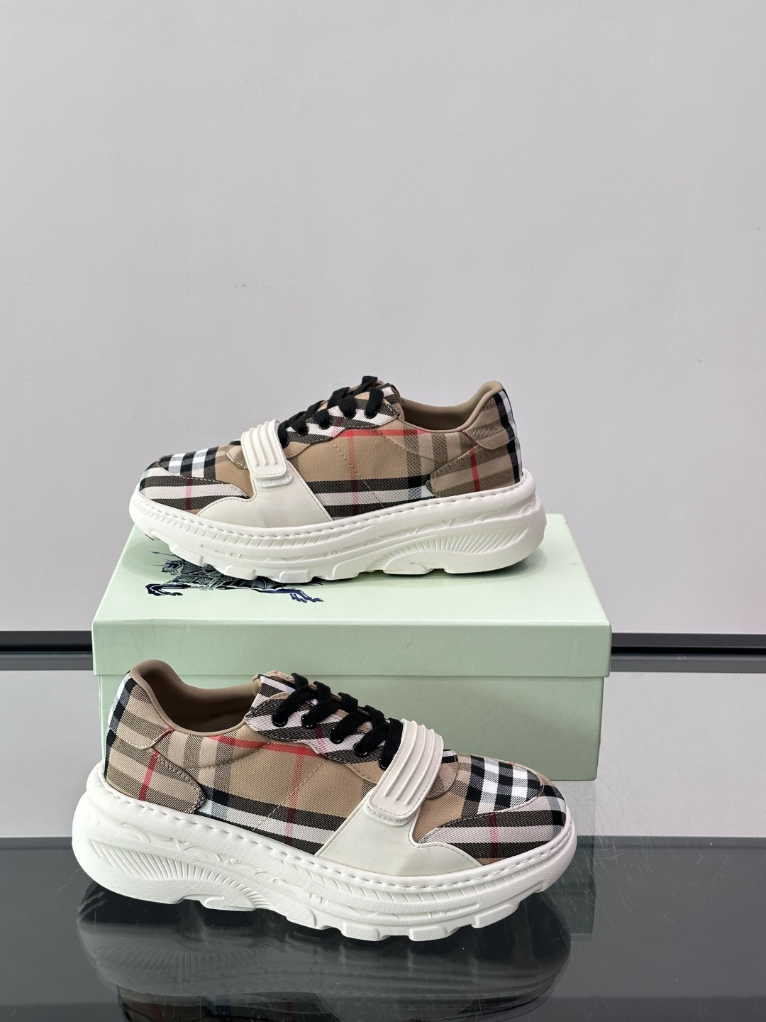 👟Burberry男士复古厚底运动鞋，经典格纹帆布➕牛皮面料拼接，英伦风满满！厚底设计增高又舒适，日常穿