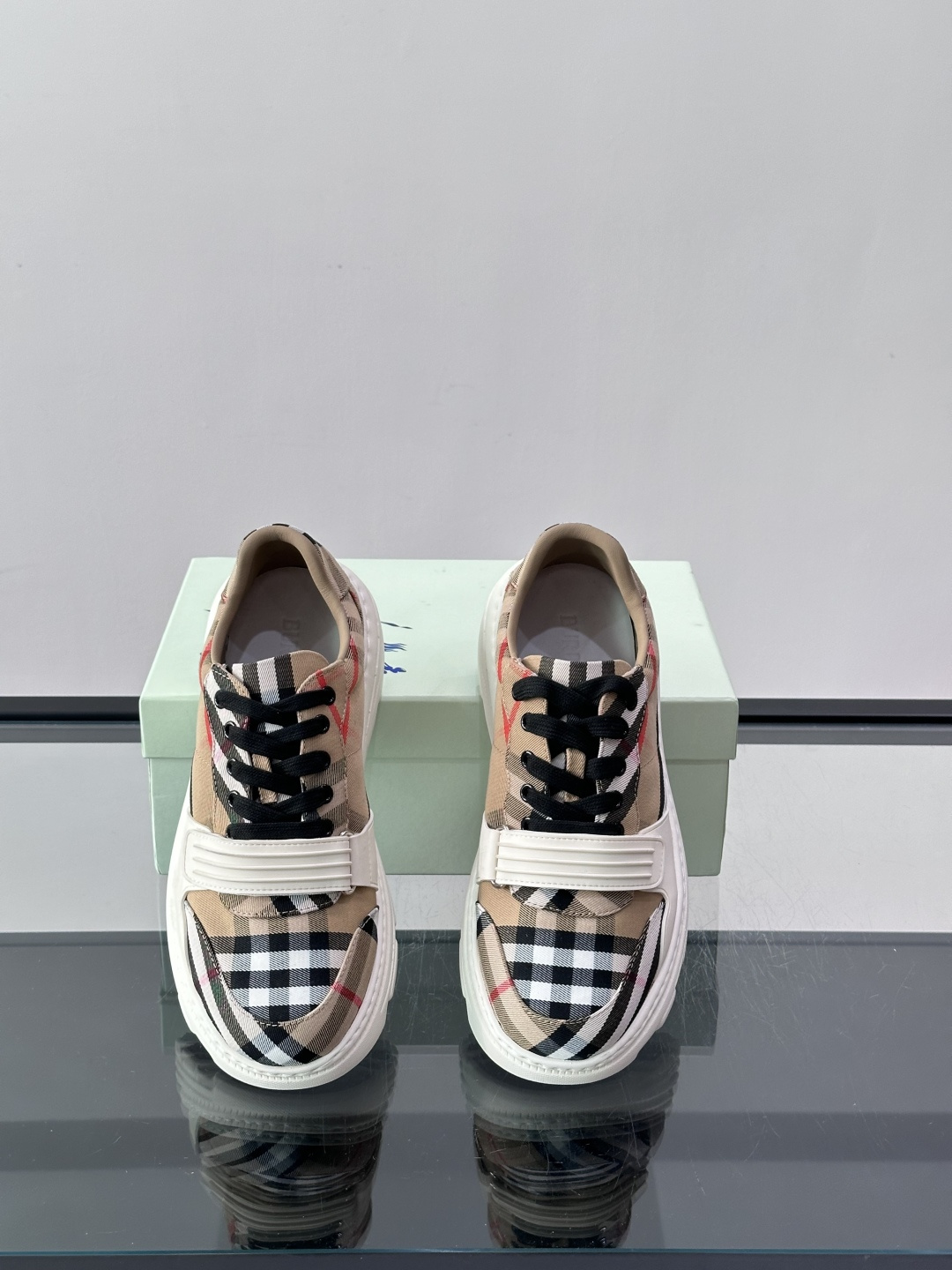 👟Burberry男士复古厚底运动鞋，经典格纹帆布➕牛皮面料拼接，英伦风满满！厚底设计增高又舒适，日常穿