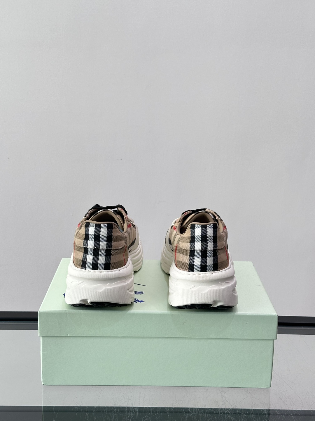 👟Burberry男士复古厚底运动鞋，经典格纹帆布➕牛皮面料拼接，英伦风满满！厚底设计增高又舒适，日常穿