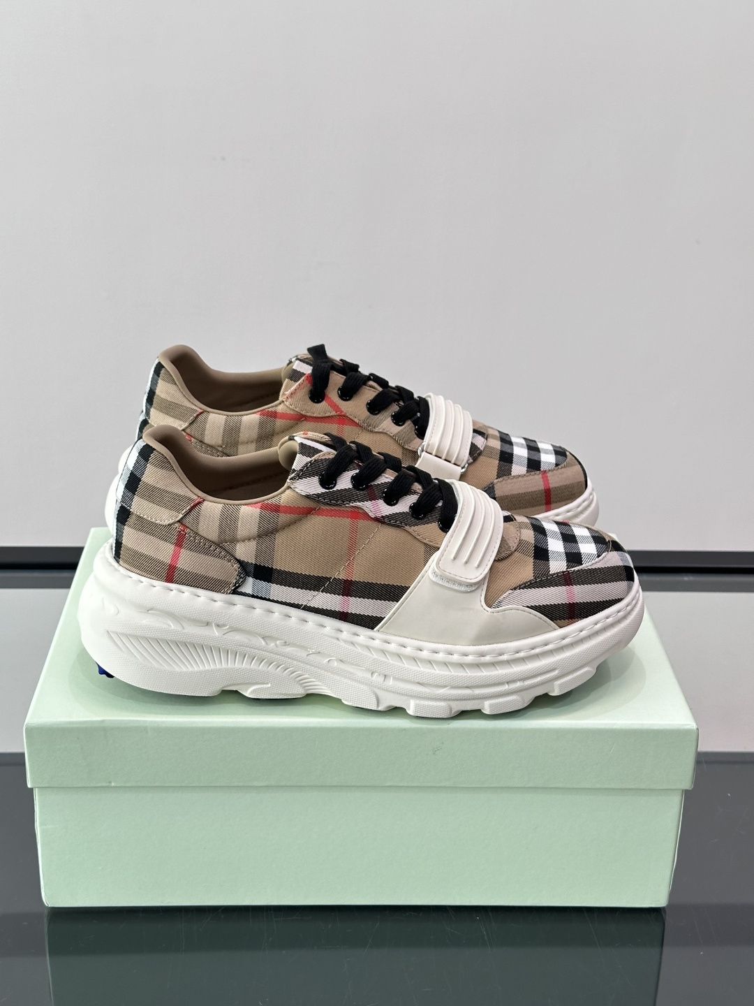 👟Burberry男士复古厚底运动鞋，经典格纹帆布➕牛皮面料拼接，英伦风满满！厚底设计增高又舒适，日常穿