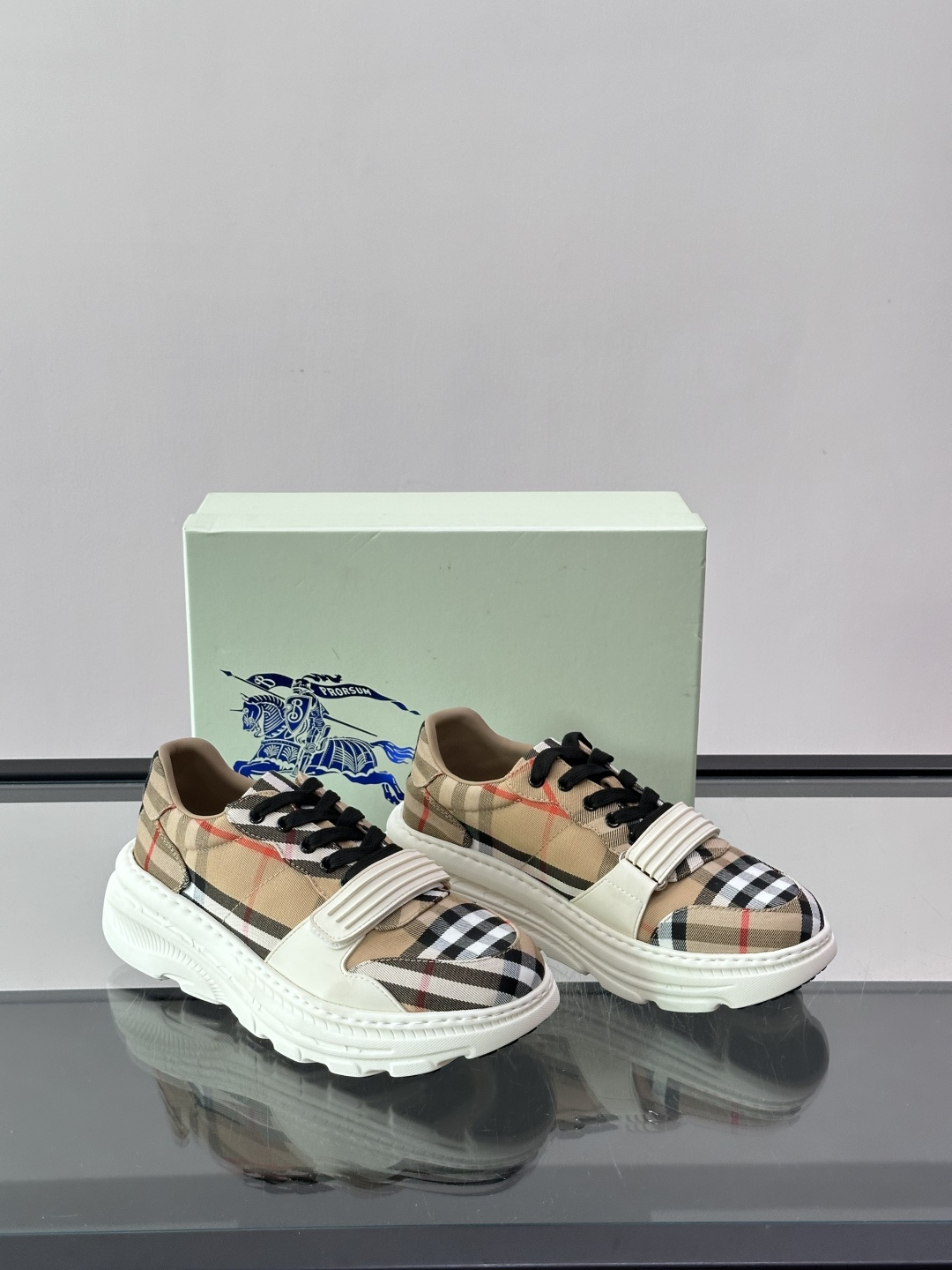 👟Burberry男士复古厚底运动鞋，经典格纹帆布➕牛皮面料拼接，英伦风满满！厚底设计增高又舒适，日常穿