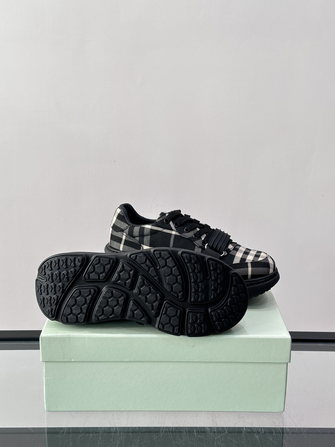 👟Burberry男士复古厚底运动鞋，经典格纹帆布➕牛皮面料拼接，英伦风满满！厚底设计增高又舒适，日常穿