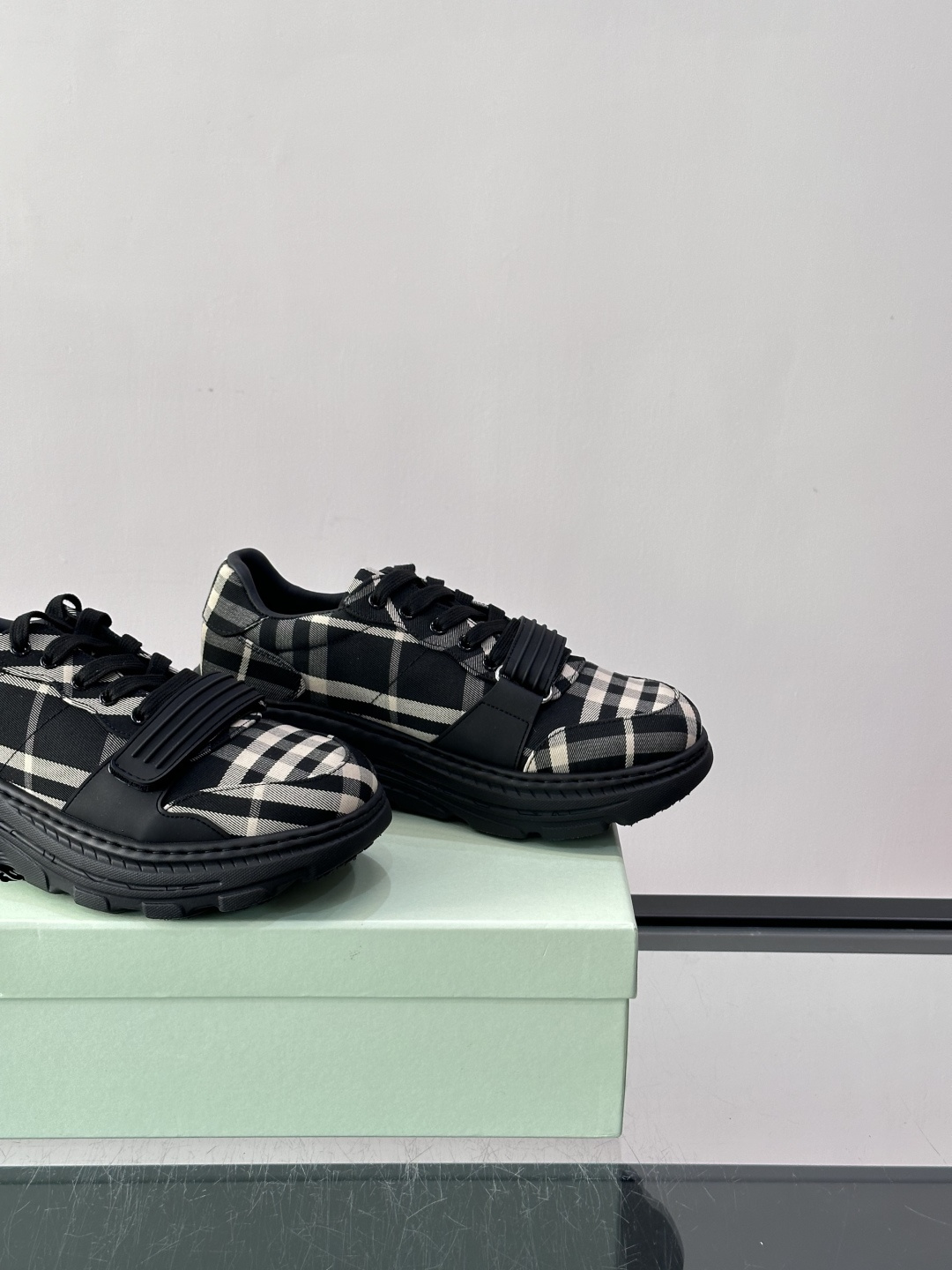 👟Burberry男士复古厚底运动鞋，经典格纹帆布➕牛皮面料拼接，英伦风满满！厚底设计增高又舒适，日常穿