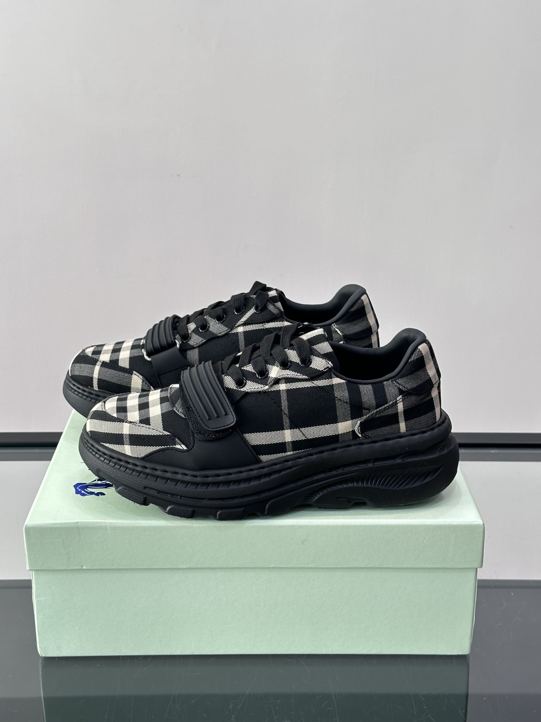 👟Burberry男士复古厚底运动鞋，经典格纹帆布➕牛皮面料拼接，英伦风满满！厚底设计增高又舒适，日常穿