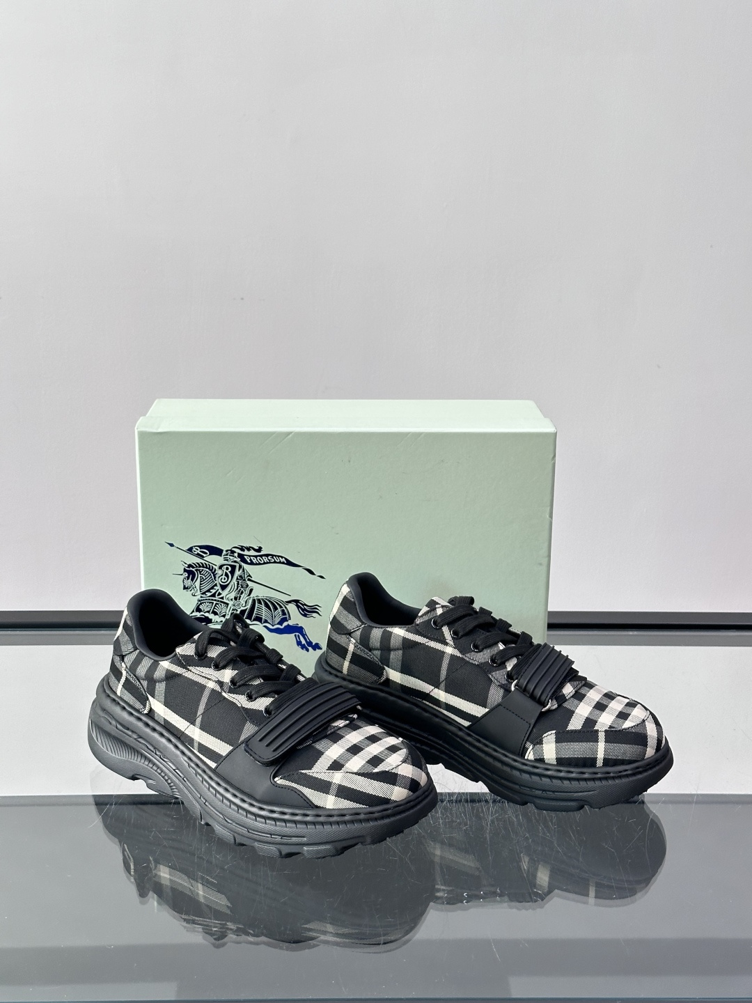 👟Burberry男士复古厚底运动鞋，经典格纹帆布➕牛皮面料拼接，英伦风满满！厚底设计增高又舒适，日常穿