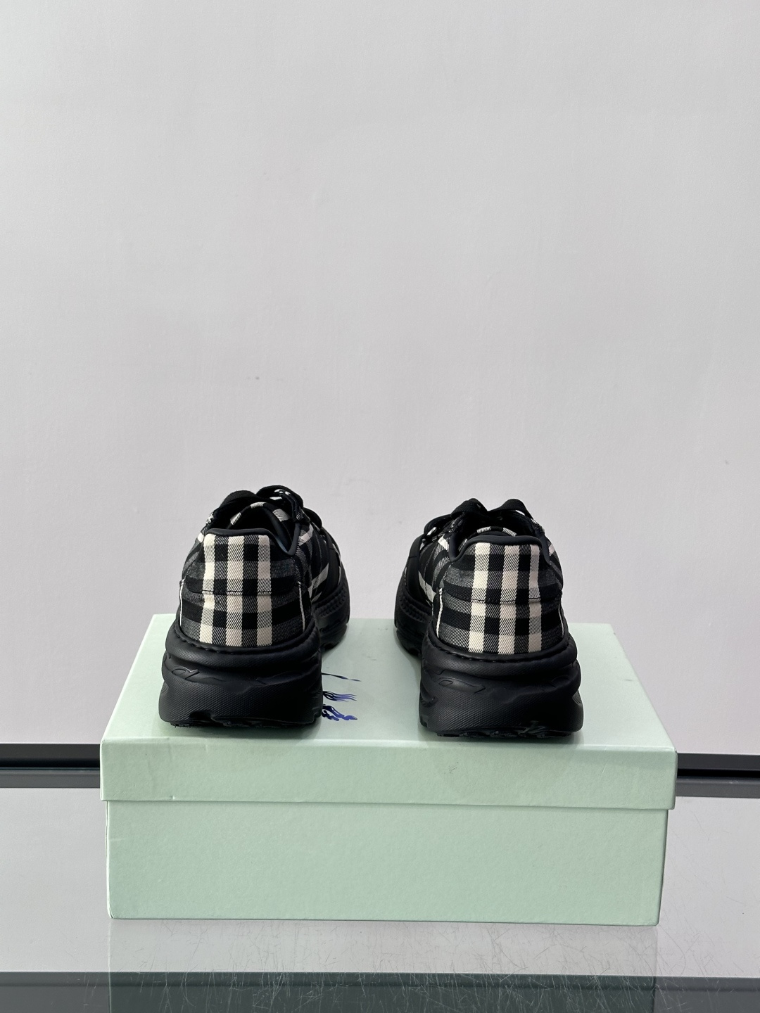 👟Burberry男士复古厚底运动鞋，经典格纹帆布➕牛皮面料拼接，英伦风满满！厚底设计增高又舒适，日常穿