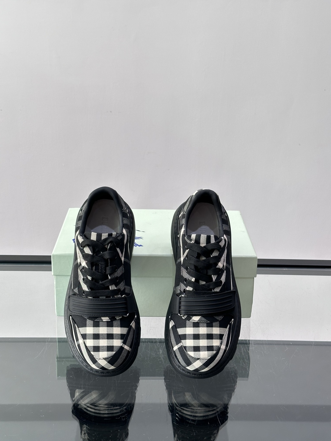 👟Burberry男士复古厚底运动鞋，经典格纹帆布➕牛皮面料拼接，英伦风满满！厚底设计增高又舒适，日常穿