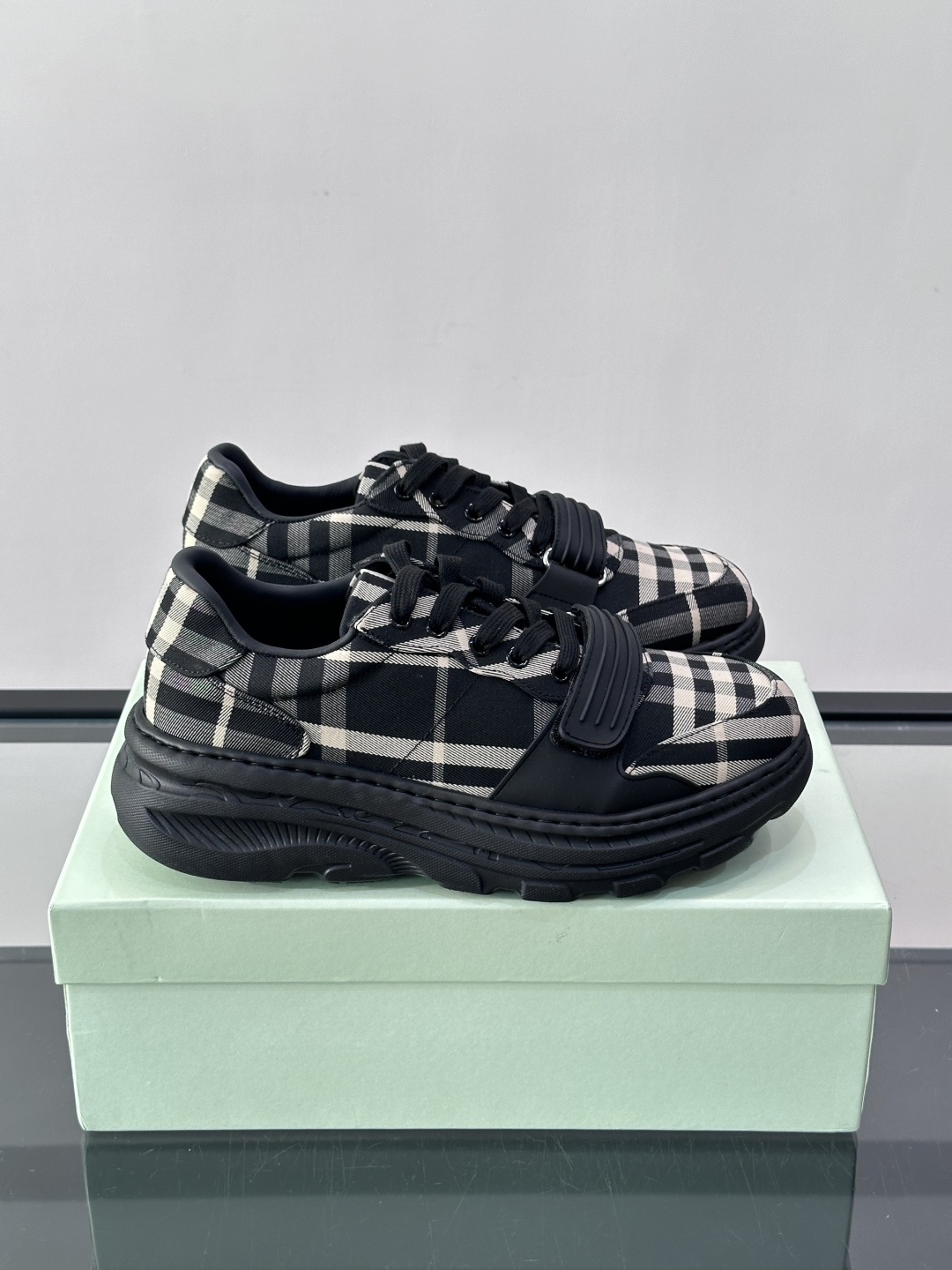 👟Burberry男士复古厚底运动鞋，经典格纹帆布➕牛皮面料拼接，英伦风满满！厚底设计增高又舒适，日常穿