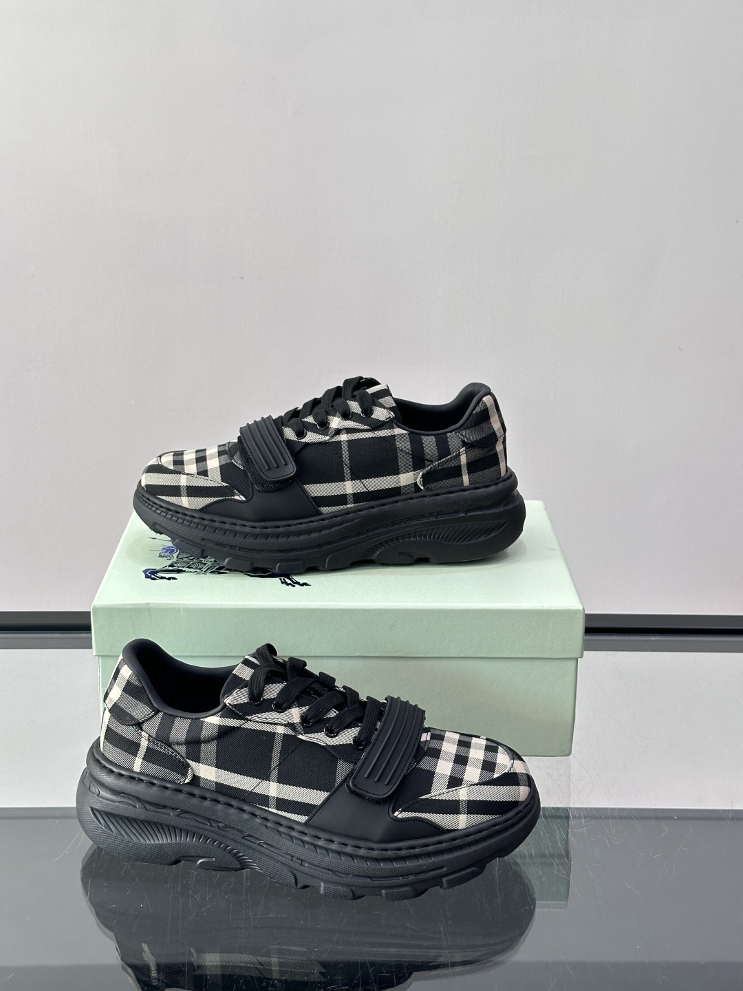 👟Burberry男士复古厚底运动鞋，经典格纹帆布➕牛皮面料拼接，英伦风满满！厚底设计增高又舒适，日常穿