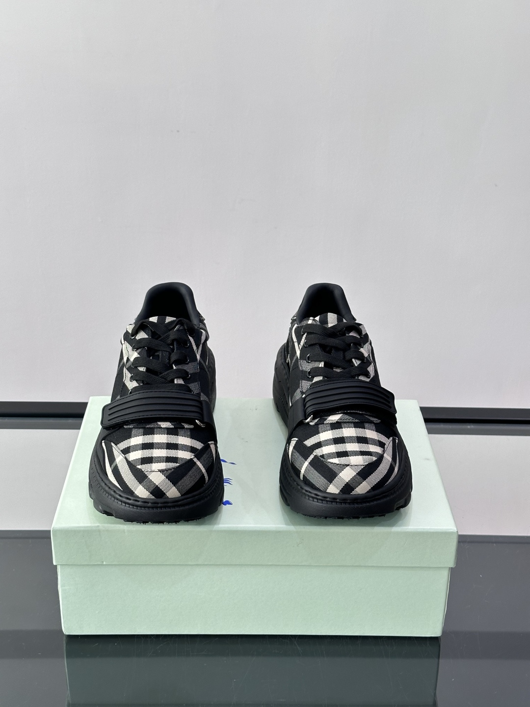 👟Burberry男士复古厚底运动鞋，经典格纹帆布➕牛皮面料拼接，英伦风满满！厚底设计增高又舒适，日常穿