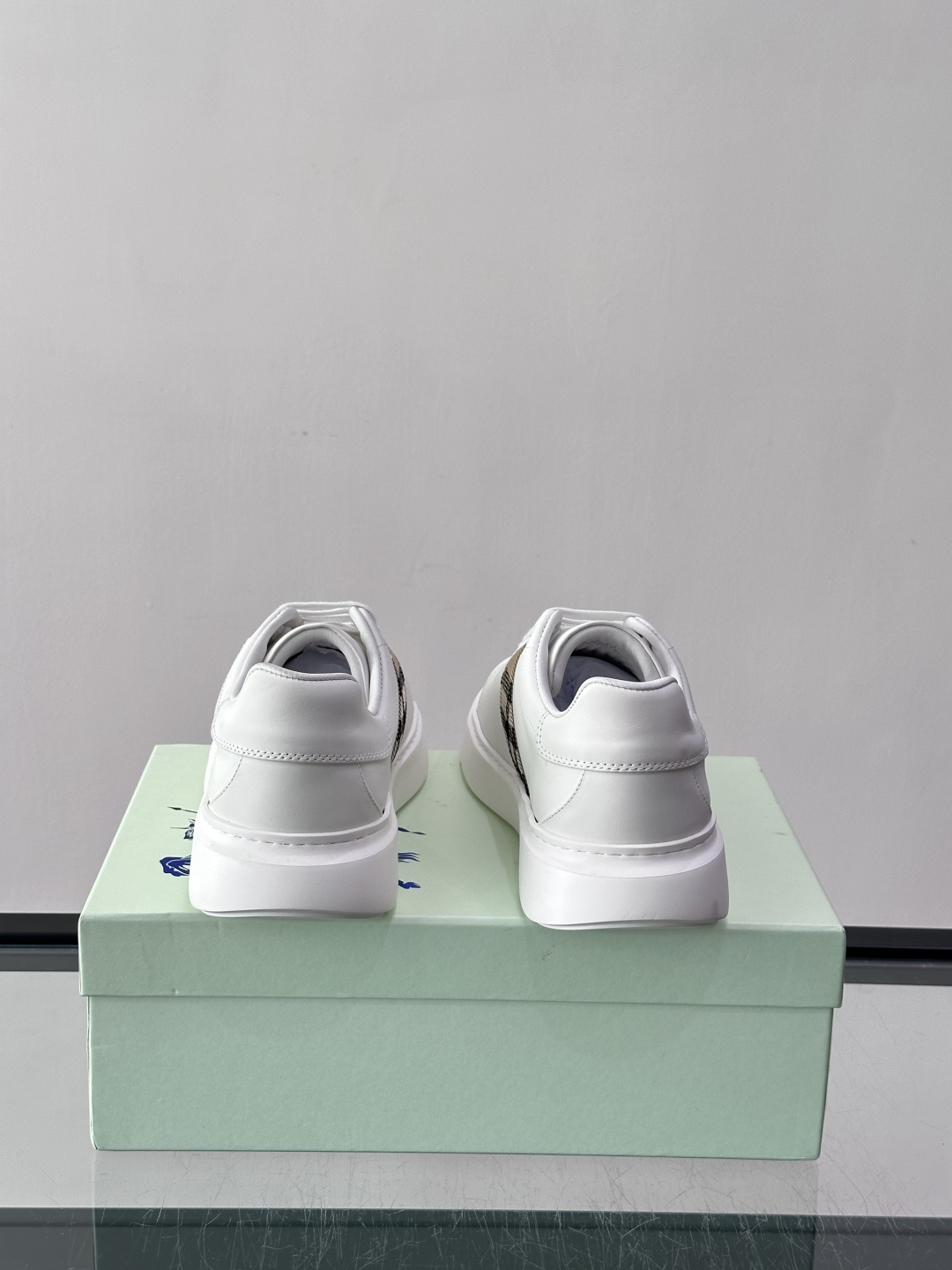 👟Burberry男士休闲😎鞋，真皮+经典格纹布拼接，简约又超有辨识度！软底设计，穿着舒适，日常通勤、休