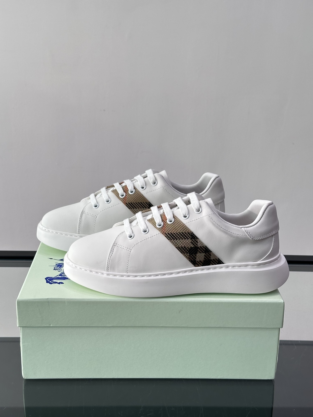 👟Burberry男士休闲😎鞋，真皮+经典格纹布拼接，简约又超有辨识度！软底设计，穿着舒适，日常通勤、休