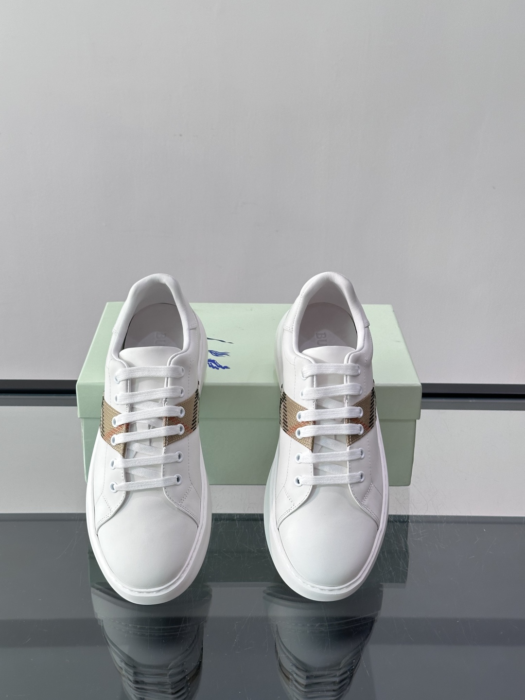 👟Burberry男士休闲😎鞋，真皮+经典格纹布拼接，简约又超有辨识度！软底设计，穿着舒适，日常通勤、休