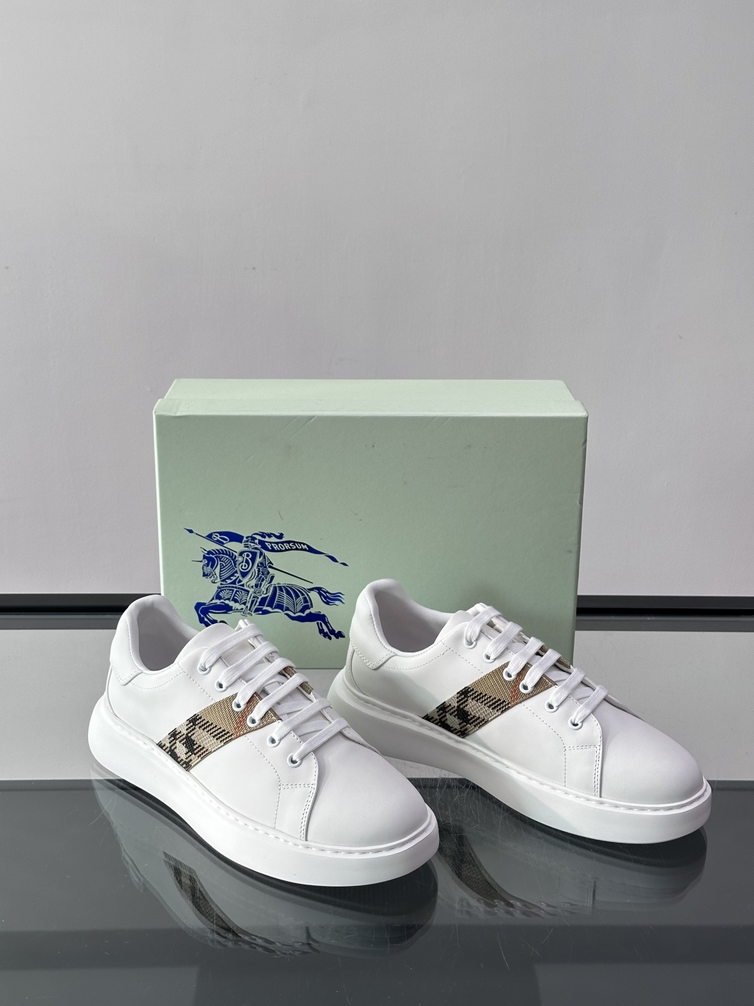👟Burberry男士休闲😎鞋，真皮+经典格纹布拼接，简约又超有辨识度！软底设计，穿着舒适，日常通勤、休